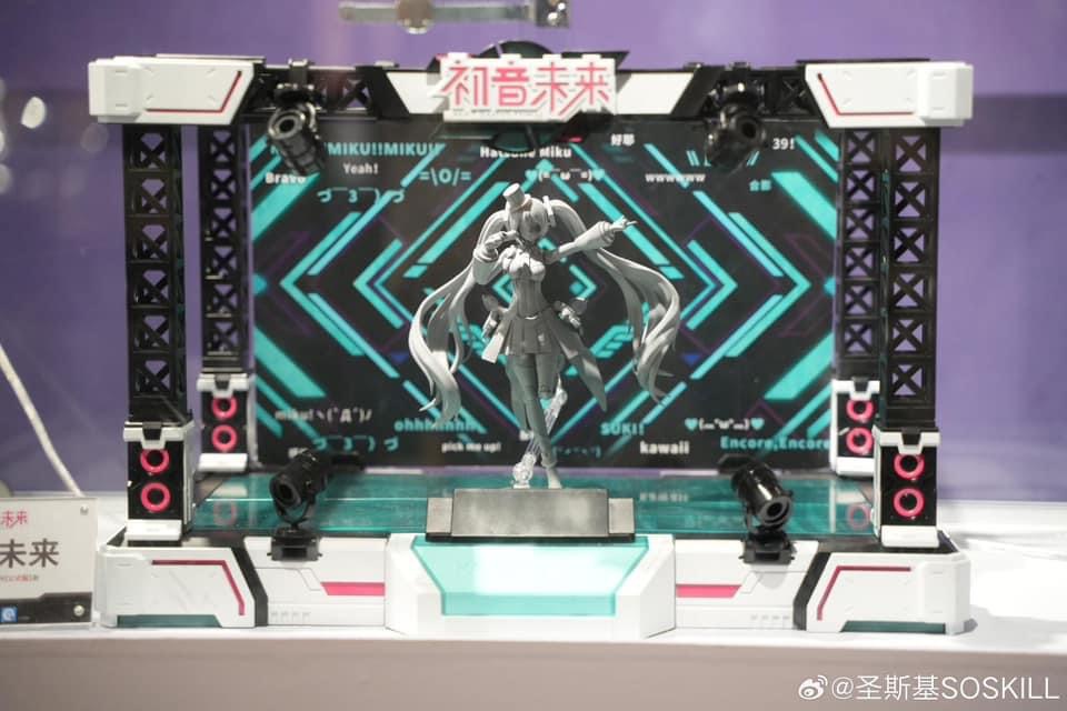 Pre-order : 1/12 Hatsune Miku Singing the Future Vocaloid + Stage Set Plastic Model Kit by SOSKILL x YOLOPARK