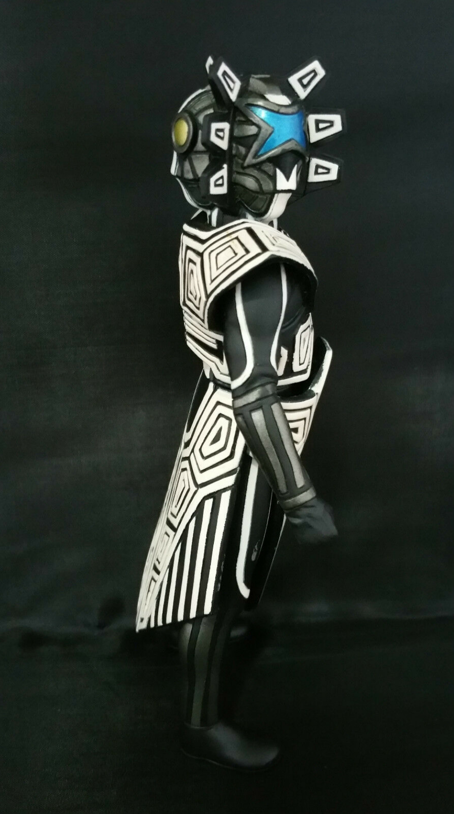 Ultra Monster Series - Ultraman Cosmos No.35 Gigi 7” by Bandai (หมุนคอได้)