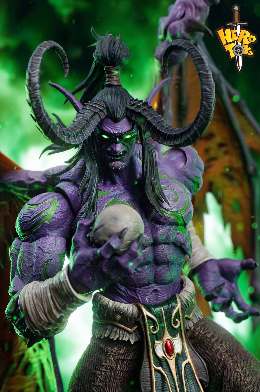 Pre-order : World of Warcraft 1/10 Demon Hunter Illidan Stormrage Action Figure by Hero Toys