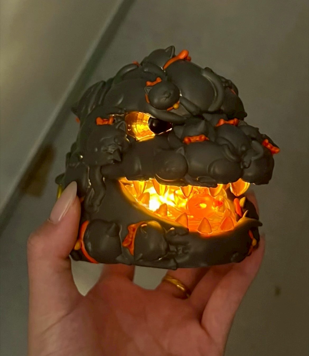 โมเดลก็อตซิล่าแมวกวักมีไฟ Godzilla - Godzilla Red Flame Hundred Cats Mini Bust Fortune Black / White by OFFART x Horiren (มีกล่องน้ำตาล)