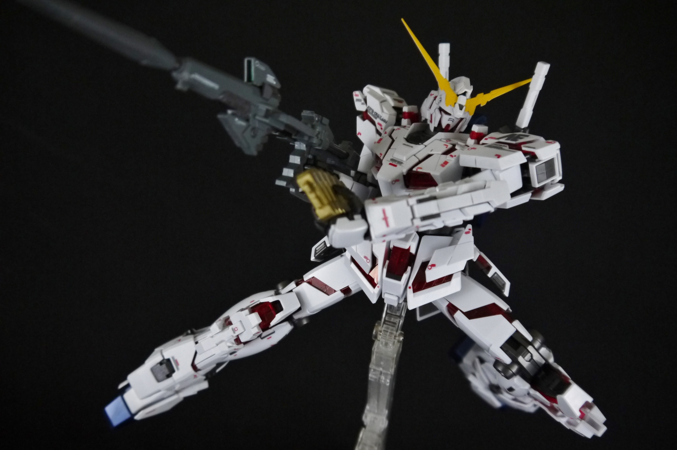 MG 1/100 RX-0 Unicorn Gundam Full Psycho-Frame (OVA Ver.) by Bandai