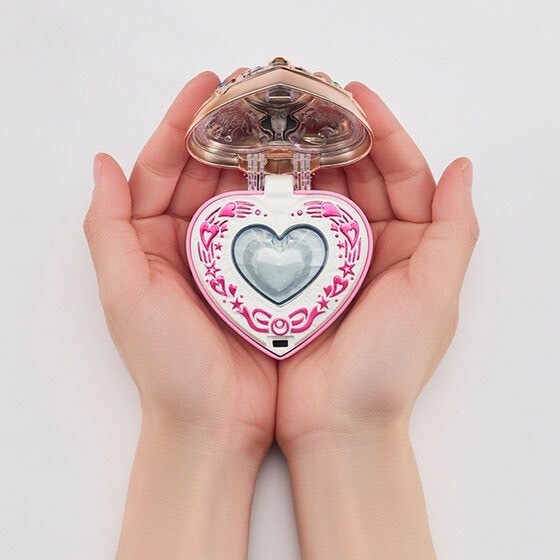 PRE-ORDER : Pretty Guardian Sailor Moon Miracle Shiny Series Cosmic Heart Compact