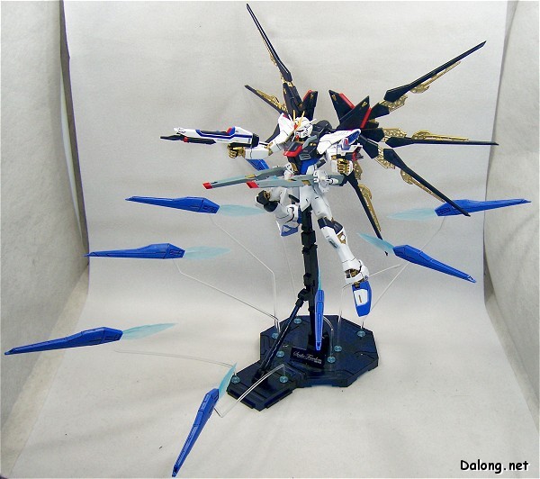 MG 1/100 ZGMF-X20A Strike Freedom Gundam Full Burst Mode by Bandai