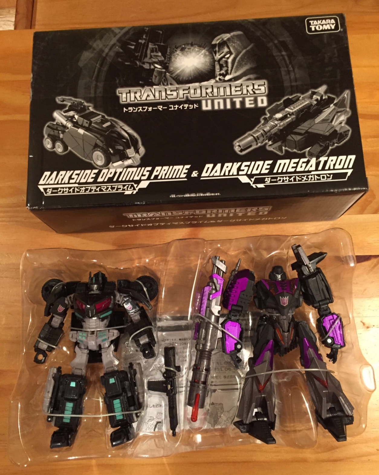TRANSFORMER UNITED - Tokyo Toy Show 2011 - DARKSIDE OPTIMUS PRIME VS DARKSIDE MEGATRON by Takara & Tomy