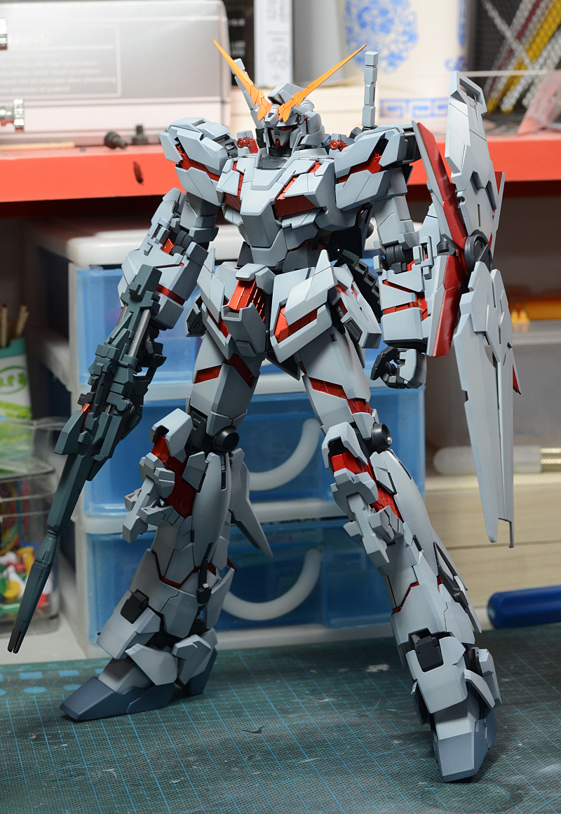 MG 1/100 RX-0 Unicorn Gundam Full Psycho-Frame Prototype Mobile Suit with Cage by Bandai