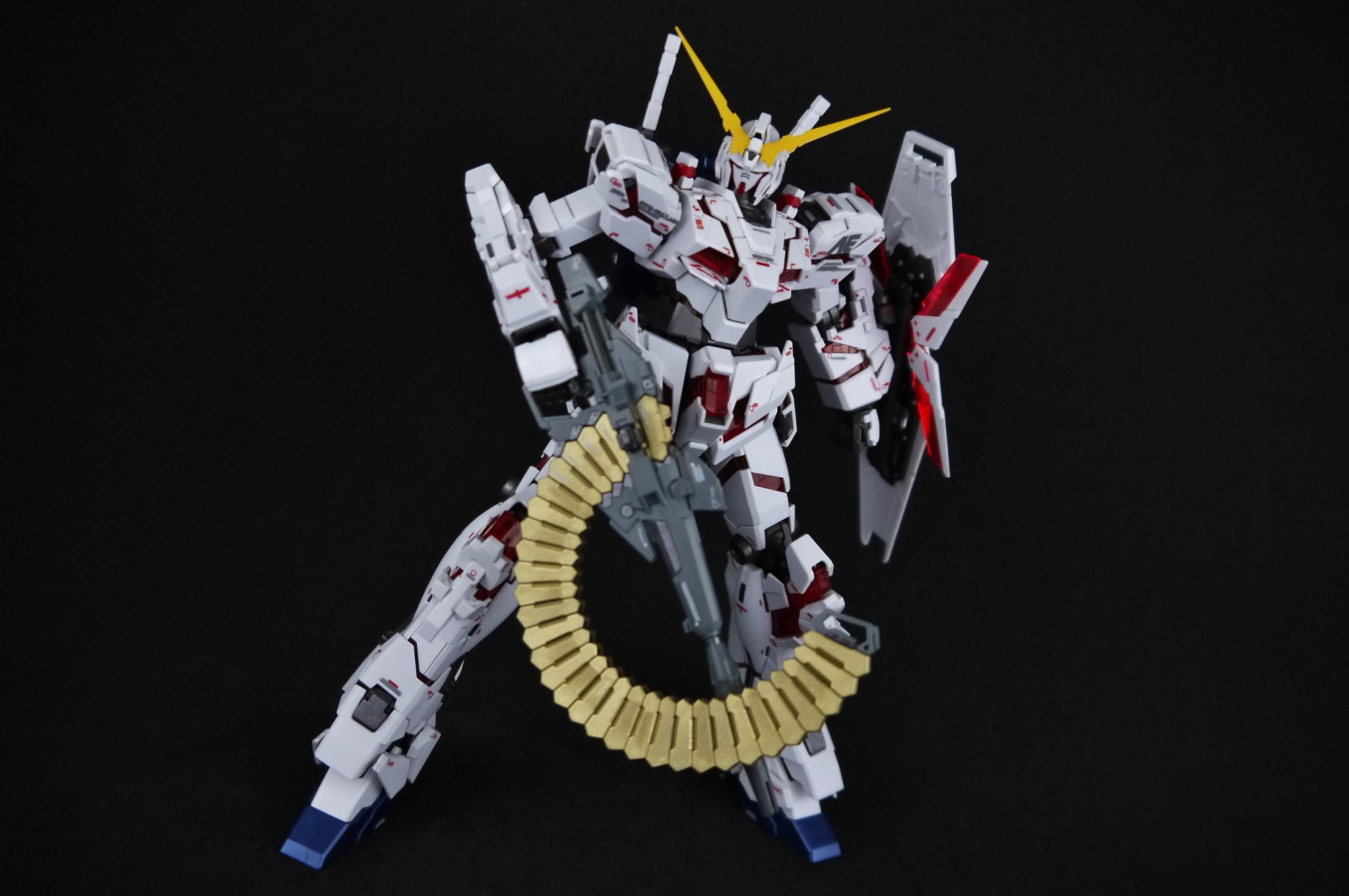 MG 1/100 RX-0 Unicorn Gundam Full Psycho-Frame (OVA Ver.) by Bandai