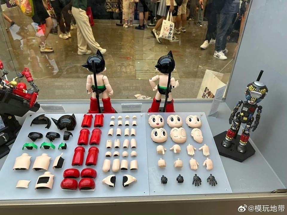 Pre-order : Astro Boy Plastic Model Kit 30 cm! by Tron Model-Kit