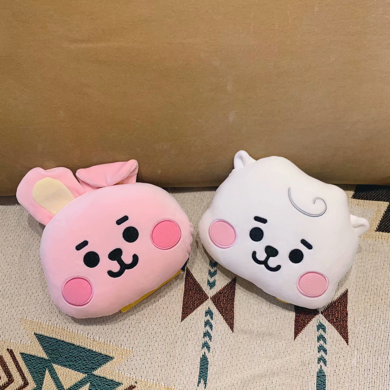 หมอนรองคอ BT21 ติดเบาะรถ/เก้าอี้