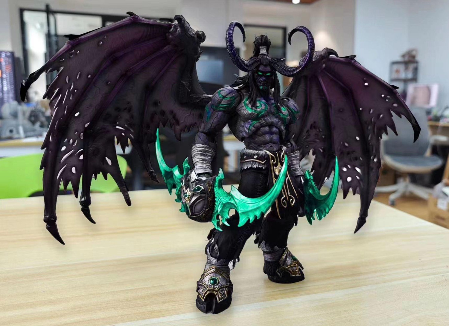 Pre-order : World of Warcraft 1/10 Demon Hunter Illidan Stormrage Action Figure by Hero Toys