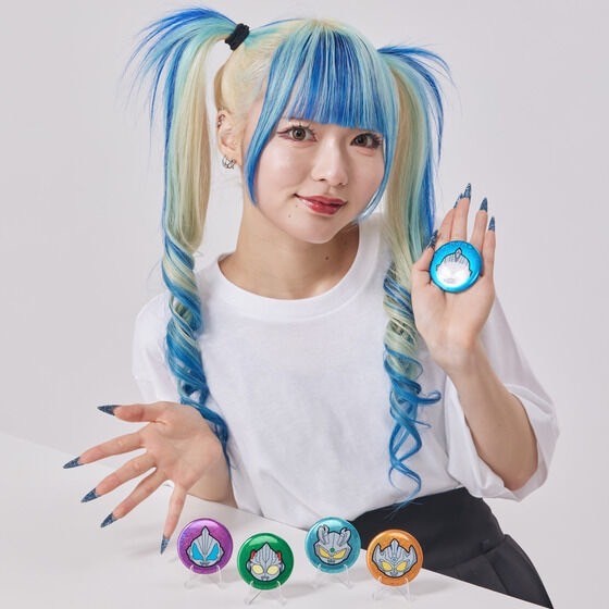 PRE-ORDER : Ultraman Series Holo Badge