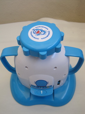 Doraemon เครื่องปั๊มเข็มกลัด by Bandai