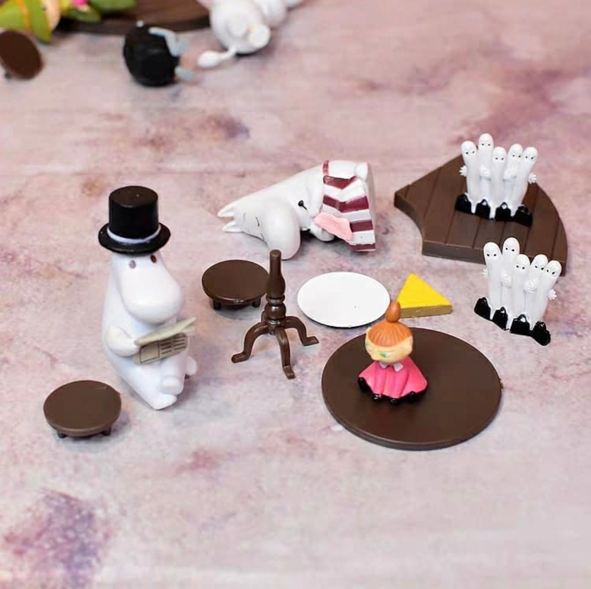 Moomin Valley - Round Table by Taito (Set of 8)