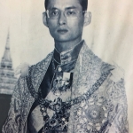 เหรียญในหลวง ร.9 พระบรมราชสมภพครบ 4 รอบปี 2518 "พระคณาจารย์นั่งบริกรรมภาวนา 49 รูป ในอุโบสถวัดพระแก้ว กรุงเทพมหานคร