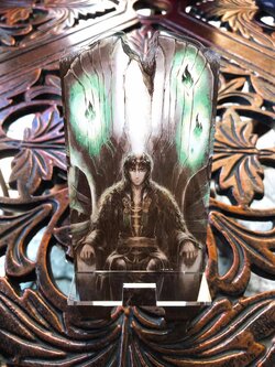 แท่นตั้งมือถือ ท่านโซลอน by CLOVERTALE (บวกค่าส่ง 30 บาท)